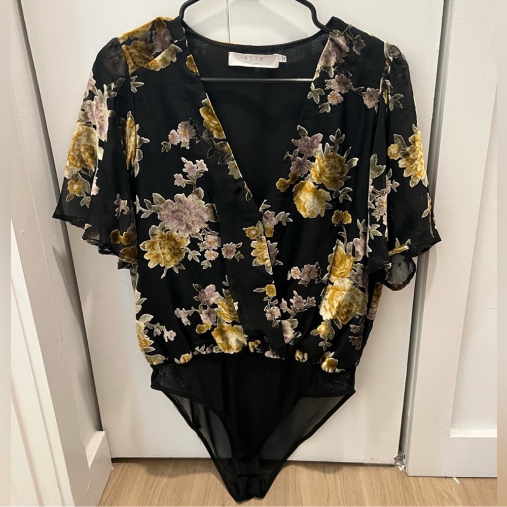 ASTR Revolve floral body suit L